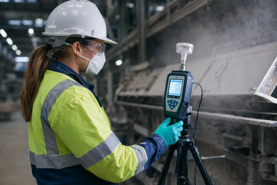 Técnica da Apolo monitorando poeiras e particulados em ambiente industrial